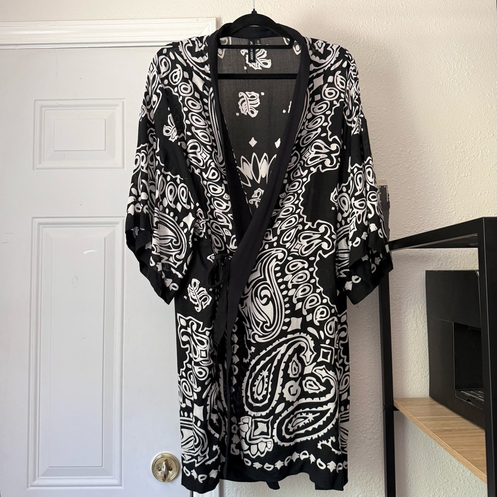 JONNY COTA black and white paisley print rayon kimono sleeve wrap top duster